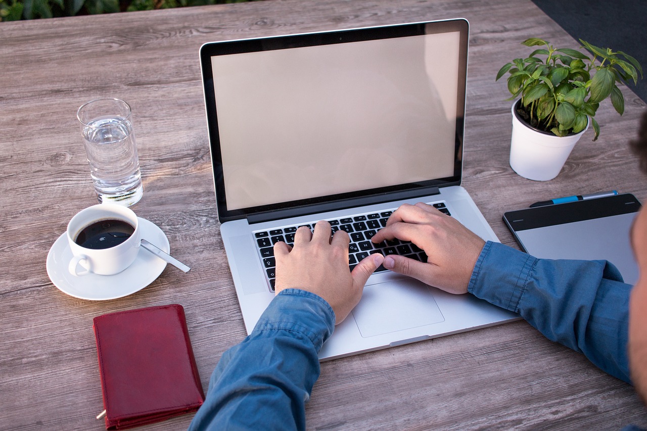 Website-Relaunch Moderner Arbeitsplatz mit Laptop beim Website-Relaunch